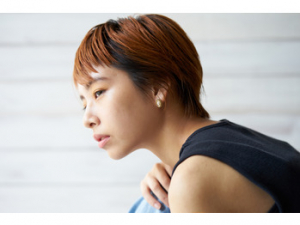 HUMAN kazu 女性らしいシルエットのショート